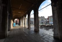 Scritte risorgimentali nel sottoportico tra il Campo Cesare Battisti già Bella Vienna e l’Erbaria, a Rialto, nel Sestiere di San Polo
