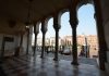 Il ritratto di Biagio il pescatore, inciso su una colonna di Palazzo Loredan, nel Sestiere di San Marco