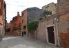 Un simbolo gnostico sull’architrave di una porta, in Calle Gradisca, nel Sestiere di Santa Croce