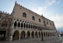 Le colonne rosse della loggia del Palazzo Ducale, verso la Piazzetta di San Marco