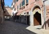 La pietra della peste nel Sotoportego tra Calle Zorzi e Corte Nova, nel Sestiere di Castello