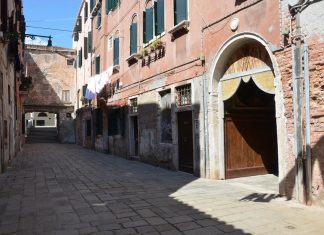 La pietra della peste nel Sotoportego tra Calle Zorzi e Corte Nova, nel Sestiere di Castello