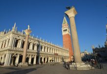 Maroco de le Pipone, una scultura alla base della colonna di San Marco, in Piazzetta