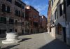 La statua del sior Antonio Rioba in Campo dei Mori, nel Sestiere di Cannaregio