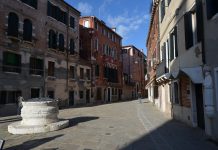 La statua del sior Antonio Rioba in Campo dei Mori, nel Sestiere di Cannaregio