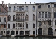 Lo spregio di dare “la pegola a le porte de le case”, nella Venezia del Cinquecento