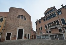 La pietra acritana, sul selciato del Campo San Pantalon, nel Sestiere di Dorsoduro