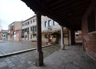 Il sigillo sepolcrale di Sant’Ermolao, nel sottoportico della Chiesa di San Simeon Grando, nel Sestiere di Santa Croce