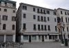 La farmacia all’insegna dell’Ombrella in Campo San Stefano, nel sestiere di San Marco
