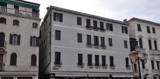 La farmacia all’insegna dell’Ombrella in Campo San Stefano, nel sestiere di San Marco