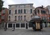 La farmacia all’insegna della Colonna e Mezza, in Campo San Polo, nel Sestiere di San Polo