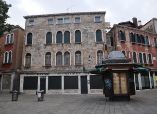 La farmacia all’insegna della Colonna e Mezza, in Campo San Polo, nel Sestiere di San Polo