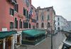 La farmacia all’insegna del Leon d’Oro in Fondamenta de la Cerva, a Rialto, nel Sestiere di San Marco