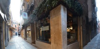 La farmacia all’insegna del Carro, in Frezzaria angolo Calle del Carro, nel Sestiere di San Marco
