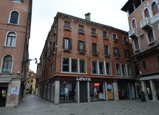 La farmacia all’insegna della Vecchia e del Cedro Imperiale, a San Luca, nel Sestiere di San Marco Campo San Luca cerso la Calle del Forno. Sestiere di San Marco
