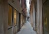 La farmacia all’insegna dell’ Adamo ed Eva, in Frezzaria al Ponte dei Barcaroli, nel Sestiere di San Marco
