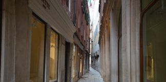 La farmacia all’insegna dell’ Adamo ed Eva, in Frezzaria al Ponte dei Barcaroli, nel Sestiere di San Marco
