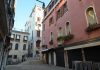 La farmacia all’insegna del San Bernardo in Campiello del Spezier, a Santa Maria Mater Domini, nel Sestiere di Santa Croce