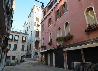 La farmacia all’insegna del San Bernardo in Campiello del Spezier, a Santa Maria Mater Domini, nel Sestiere di Santa Croce