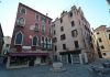 La farmacia all’insegna delle Due Colonne, a San Canzian, nel Sestiere di Cannaregio