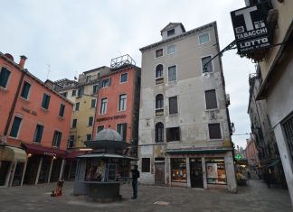 La farmacia all’insegna del Lupo Coronato, in Campo Santi Filippo e Giacomo, nel Sestiere di Castello