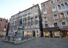 La farmacia all’insegna della Madonna, in Campo San Bortolomeo, nel Sestiere di San Marco