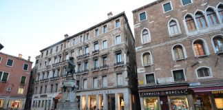 La farmacia all’insegna della Madonna, in Campo San Bortolomeo, nel Sestiere di San Marco