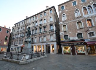 La farmacia all’insegna della Madonna, in Campo San Bortolomeo, nel Sestiere di San Marco