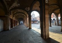 Uno stronzador (tosatore) di monete, a San Giacomo di Rialto, nel Sestiere di San Polo