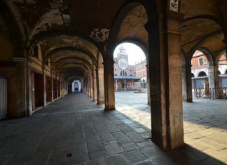 Uno stronzador (tosatore) di monete, a San Giacomo di Rialto, nel Sestiere di San Polo