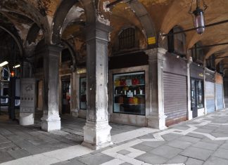 Il Caffè dell’Arco Celeste, sotto i portici delle Procuratie Vecchie, nel Sestiere di San Marco