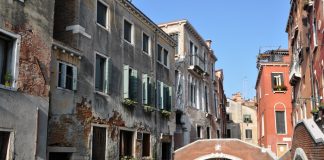 Leonardo da Conegliano, un suonatore di viola in Calle del Paradiso