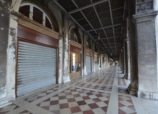 Il Caffè Aurora, sotto i portici delle Procuratie Nuove, in Piazza San Marco