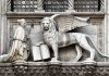 La Porta della Carta e il doge Francesco Foscari inginocchiato davanti al Leone di San Marco