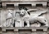 Il finestrone del Palazzo Ducale verso la Piazzetta e il doge Andrea Gritti inginocchiato davanti al Leone di San Marco