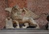 I leoni marciani con la parrucca