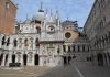 Il fianco dell’arcata Foscari e il gruppo scultoreo del doge Pasquale Malipiero inginocchiato davanti al Leone di San Marco
