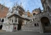 La facciata dell’arcata Foscari e il gruppo scultoreo del doge Cristoforo Moro inginocchiato davanti al Leone di San Marco.
