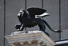 Il Leone marciano di bronzo sulla colonna a ricordo della “Sortita di Mestre”