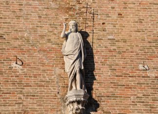 Il Redentore Benedicente, sopra il portale archiacuto della Chiesa di Santa Maria Gloriosa dei Frari
