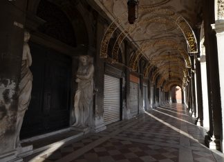 Le Cariatidi sugli stipiti del portone d’ingresso della Biblioteca Marciana