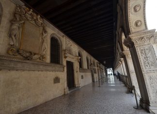 L’iscrizione in onore di Enrico III, Loggia Superiore del Palazzo Ducale