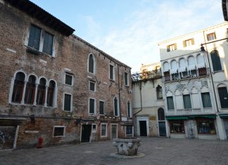 Le patere degli antichi palazzi Zane, in Campo Santa Maria Mater Domini, nel Sestiere di Santa Croce