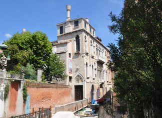 Le patere del Palazzo Van Axel ai Miracoli, nel Sestiere di Cannaregio