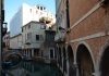 Le patere di un palazzo cinquecentesco sul Rio de Ca’ Widmann, nel Sestiere di Cannaregio