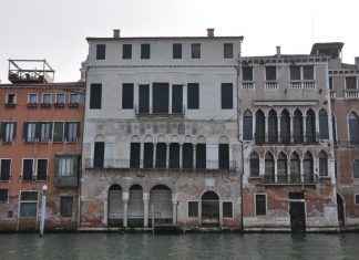 Le patere di Ca’ Da Mosto sul Canal Grande, nel Sestiere di Cannaregio