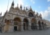 La patere dell’arcata della prima porta a sinistra della Basilica di San Marco