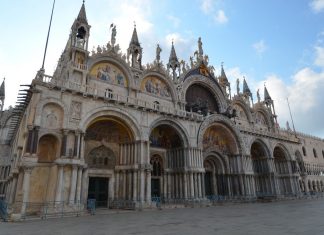 La patere dell’arcata della prima porta a sinistra della Basilica di San Marco