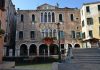 Le patere del Palazzo Falier sul Rio dei Santi Apostoli, nel Sestiere di Cannaregio