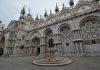 Le patere e le formelle sulla facciata della Basilica di San Marco, verso la Piazzetta dei Leoncini
